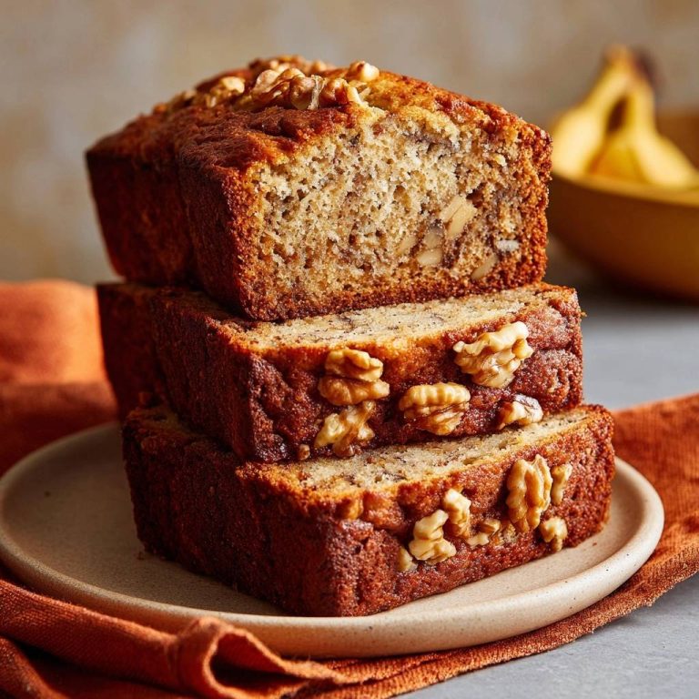 Saftiges Bananen-Walnuss-Brot als gestapelte Scheiben mit Nahaufnahme des Inneren und Walnüssen.