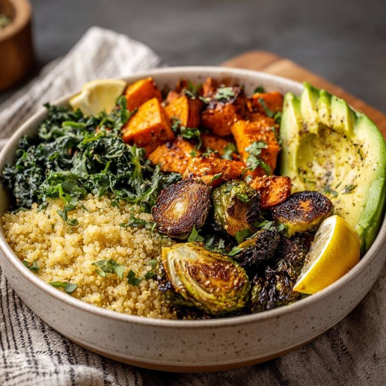 Knusprige Rosenkohl-Süßkartoffel-Bowl als Nahaufnahme mit frischer Petersilie garniert und Zitrone serviert.
