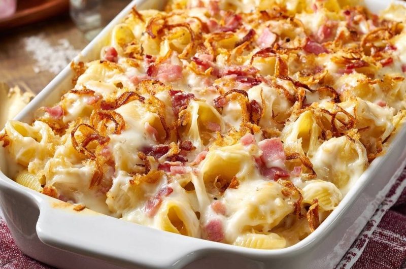 Überbackene Conchiglie mit Speck und knusprigen Zwiebeln