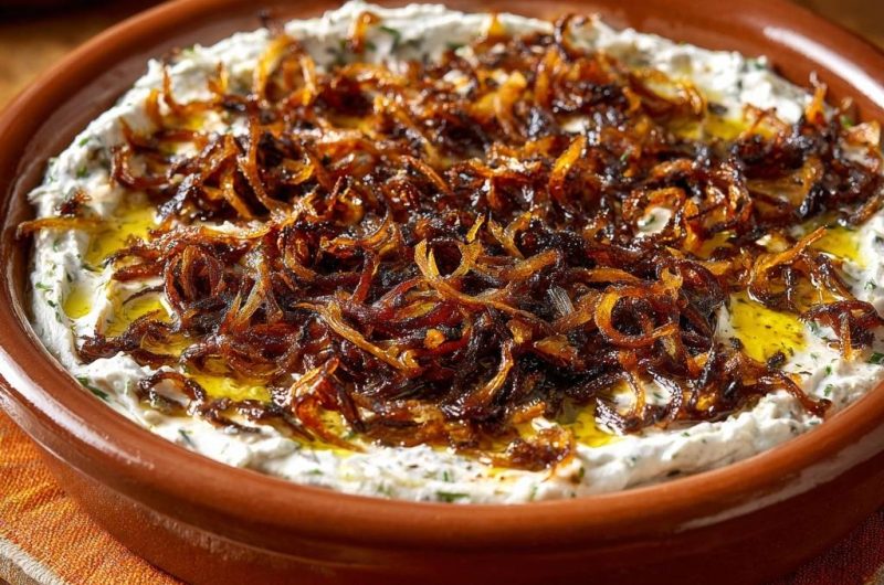 Cremiger Kräuter-Joghurt-Dip mit knusprigen Zwiebeln