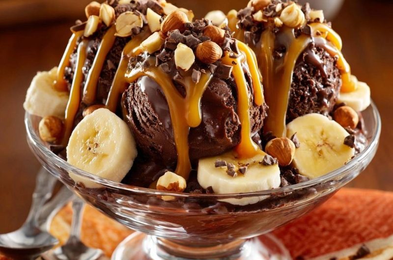 Cremiger Schokoladen-Bananen-Eisbecher