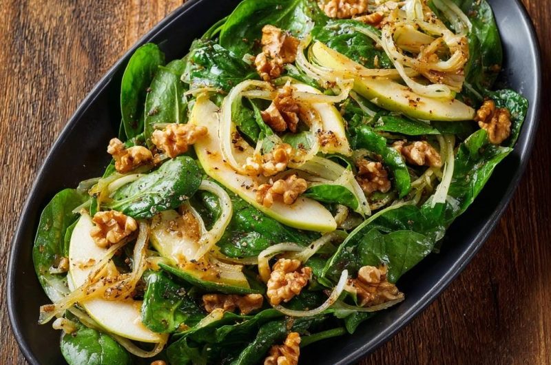 Frischer Spinatsalat mit Apfel und Walnüssen