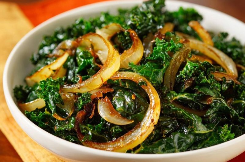 Gebratener Grünkohl mit Karamellzwiebeln