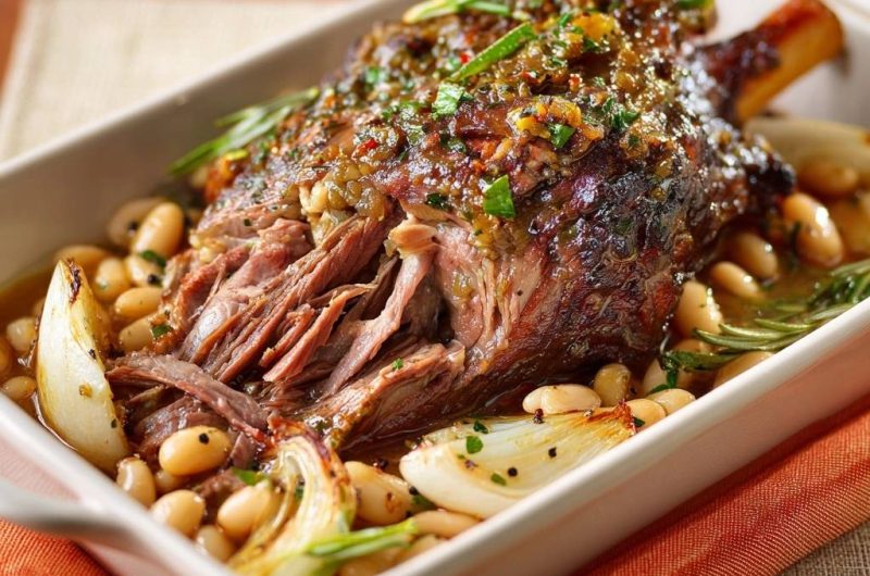 Geschmorte Lammhaxe auf weißen Bohnen