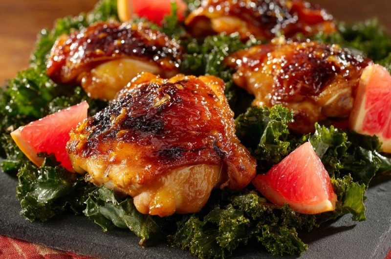 Glasierte Hähnchenschenkel auf Grünkohl