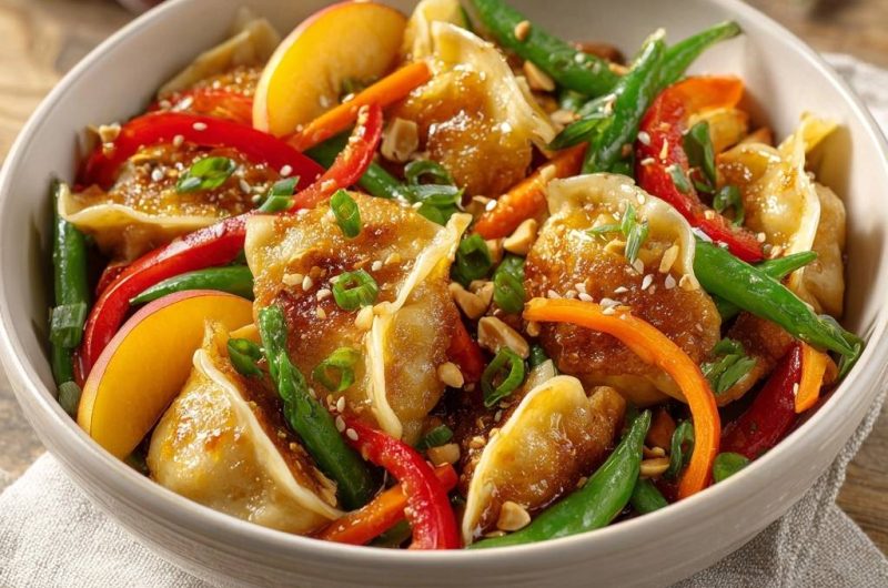 Knusprige Dumpling-Pfanne mit Pfirsich und Paprika