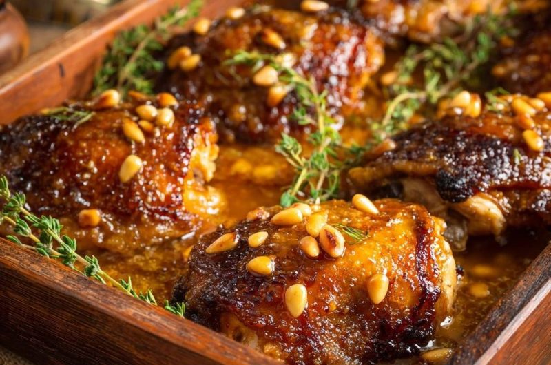 Knuspriges Honig-Thymian-Hähnchen mit Pinienkernen