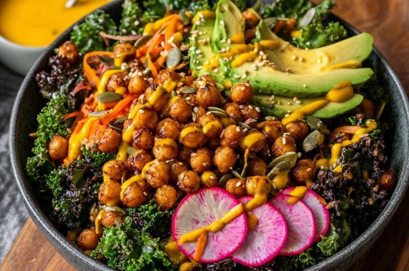 Mediterrane Grünkohl-Bowl mit Röst-Kichererbsen