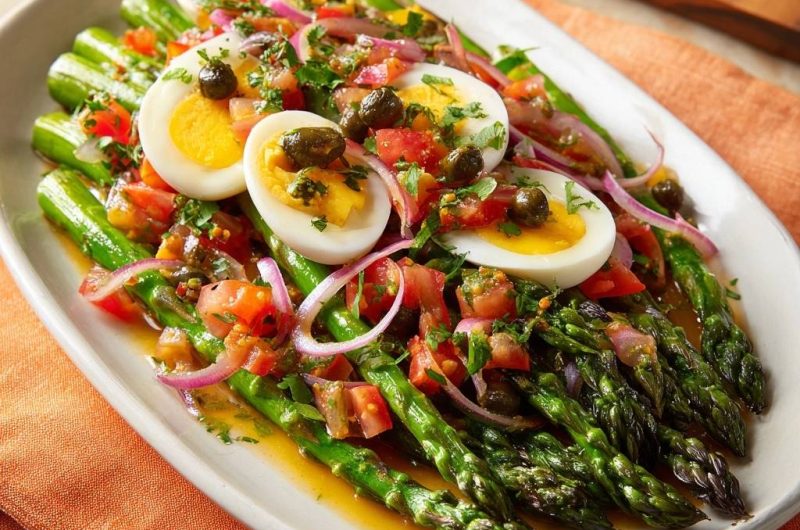 Mediterraner Spargelsalat mit Ei