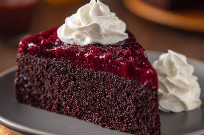 Saftiger Schokoladen-Beeren-Kuchen