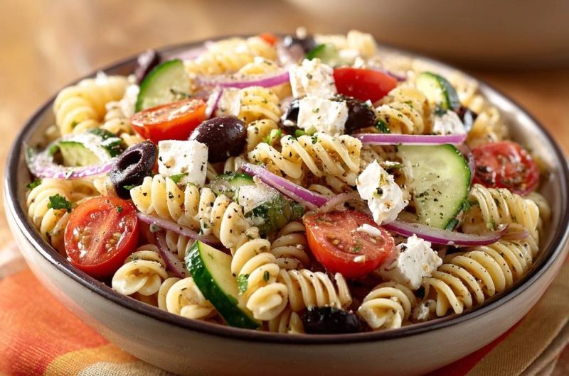 Griechischer Fusilli-Salat