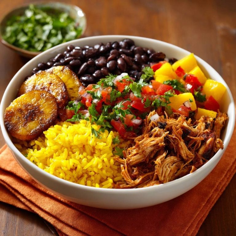 Tropische Pulled-Hähnchen-Bowl mit Reis, schwarzen Bohnen und gebratenen Kochbananen, Nahaufnahme.