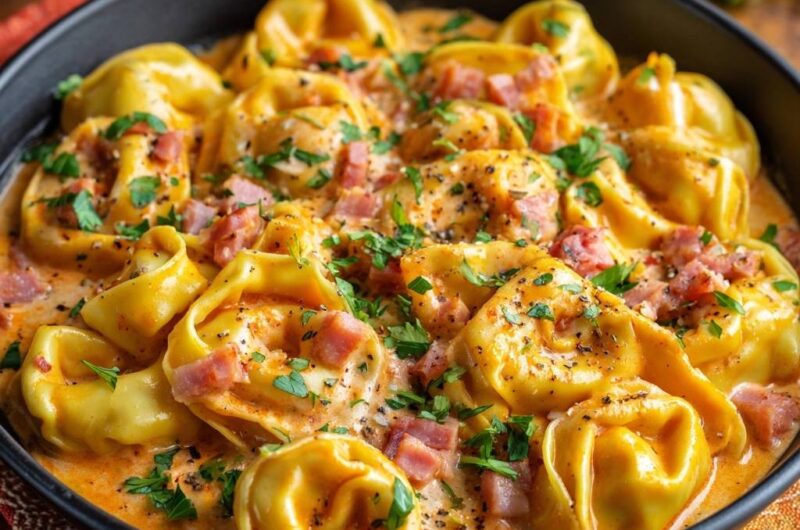 Cremige Tortellini-Pfanne mit Speck