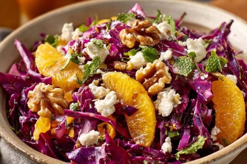 Fruchtiger Rotkohlsalat mit Feta und Walnüssen