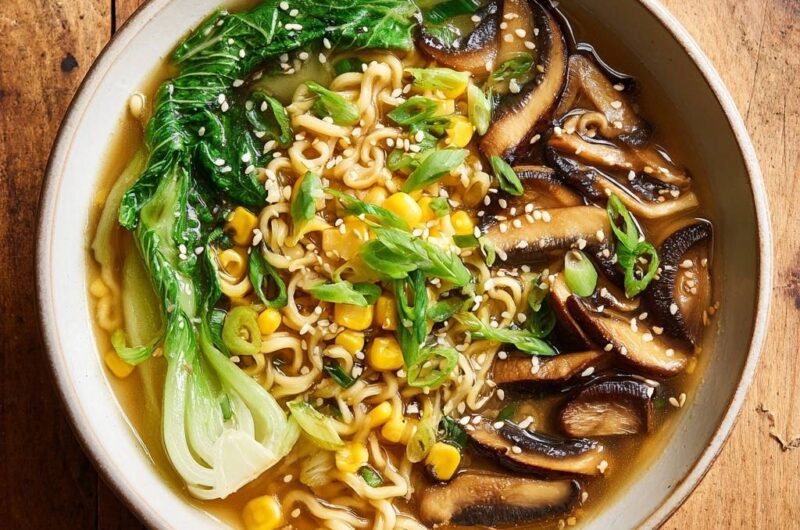 Herzhafte Pilz-Ramen mit Pak Choi