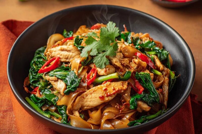 Wok-Nudeln mit Hähnchen und Pak Choi