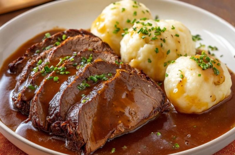Zarter Rinderbraten mit Kartoffelknödeln