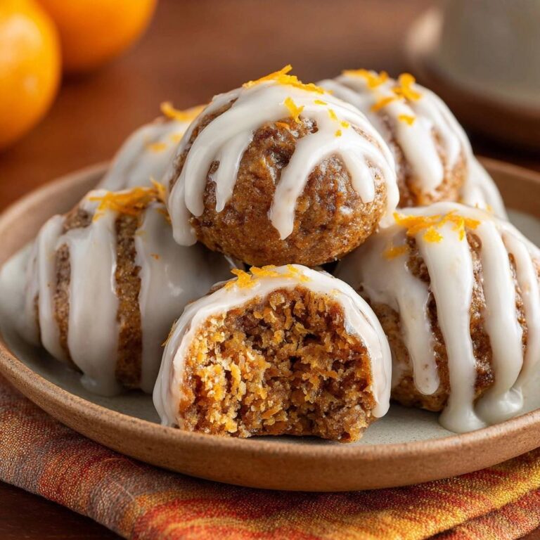 Saftige Orangen-Karotten-Bällchen, ein Bällchen angeschnitten, das die feuchte Karotten-Orangen-Textur enthüllt.