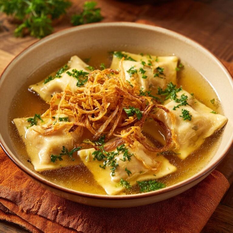 Schwäbische Maultaschen in kräftiger Brühe, garniert mit frischer Petersilie und knusprigen Zwiebeln.