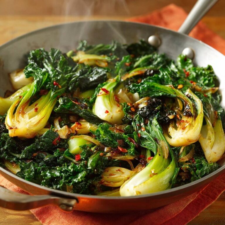 Wok-gebratener Pak Choi mit Chili, der dampfend in einer Pfanne mit roten Chiliflocken zubereitet wird.
