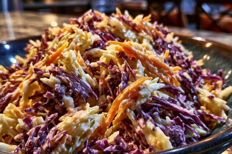 Cremiger Regenbogen-Coleslaw