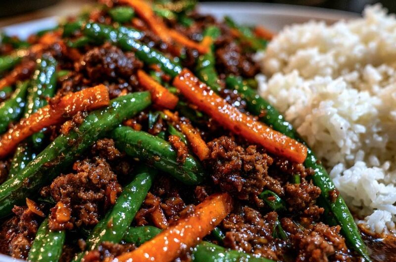 Wok-Pfanne mit Rinderhack und grünen Bohnen